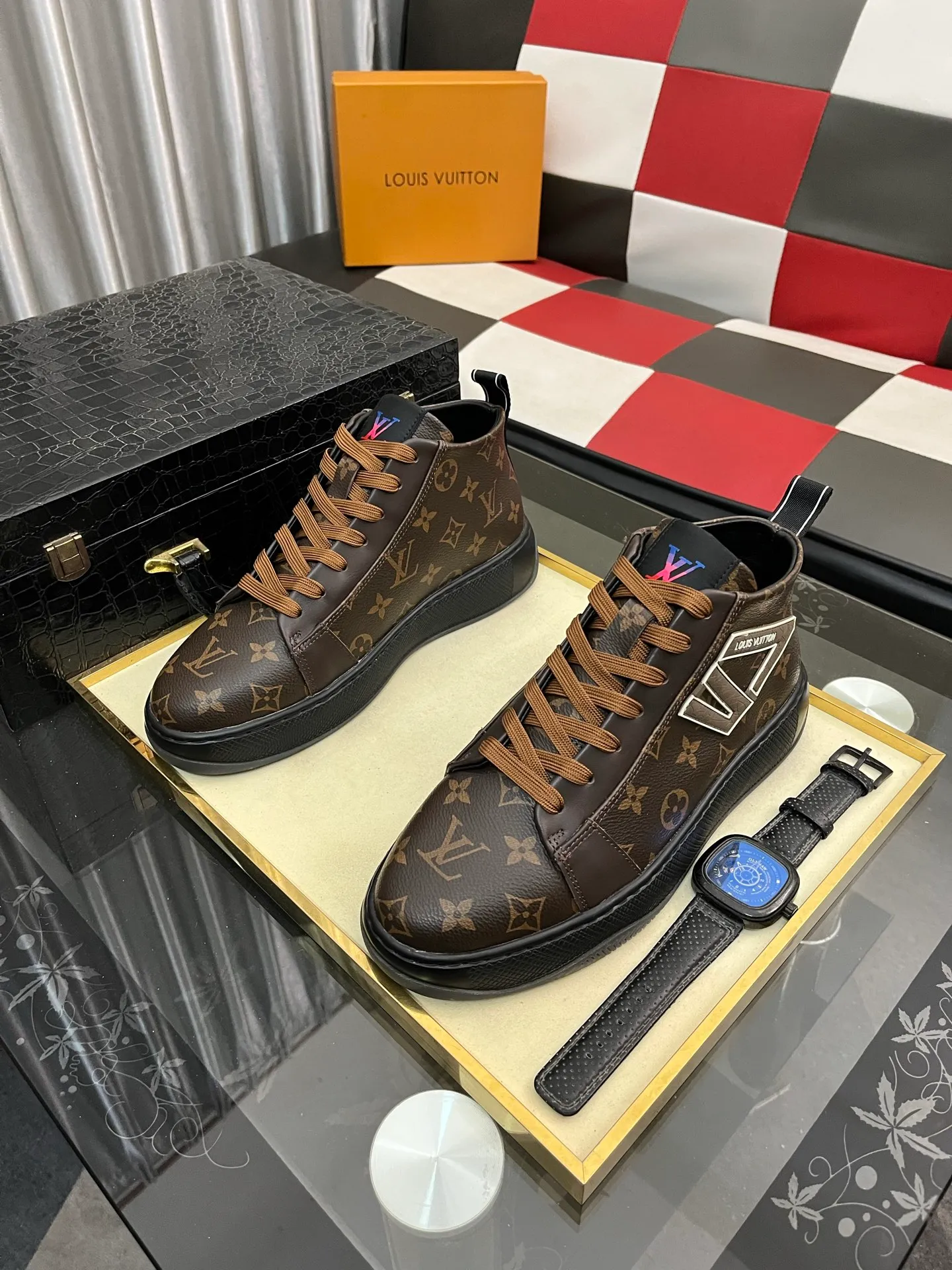 Men's shoes 💰: 438⌚️⌚️《Louis vuitton/LV Louis Vuitton》original quality.~ Unique modern style sneakers. 🏃A must-have casual shoe for trendy men😍😍 Original brand imported from Italy, imported original leather, cowhide lining (refuses to discolor and grind feet) sole: original sole provided by the original factory, French lazy style design ⚠️Fit to the feet, original quality, super comfortable original sole. Code number: 38-443️⃣Colors available
